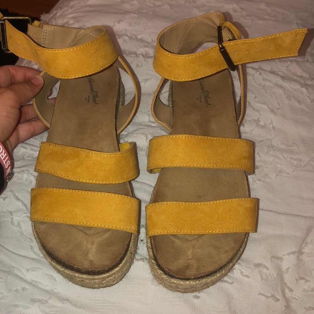 Yellow women’s platform espadrille sandals size 6